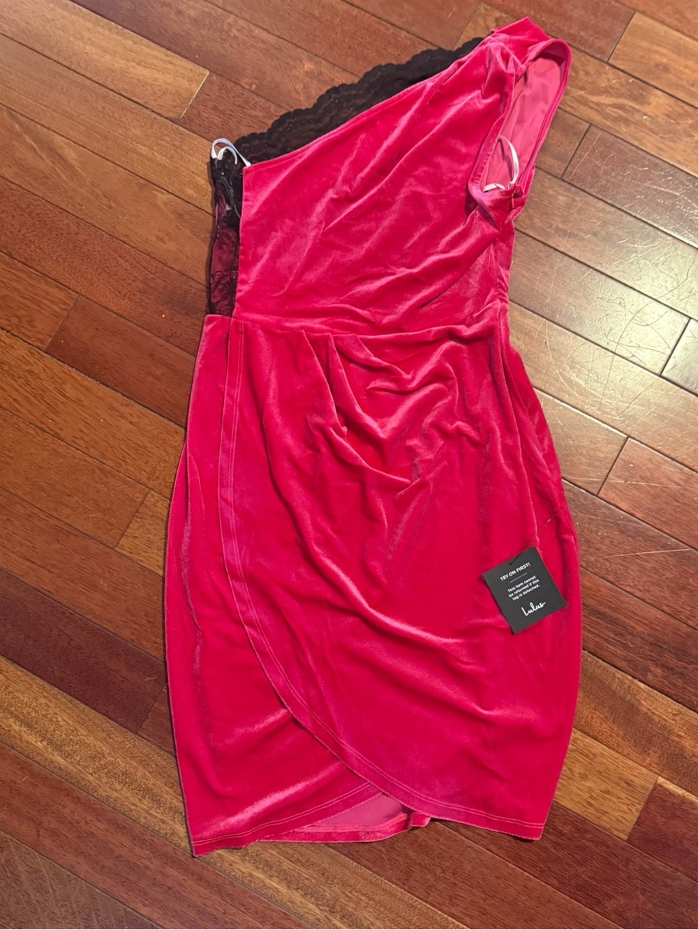 ❤️ Brand New With Tags – Lulus One Shoulder Velvet Dress!
